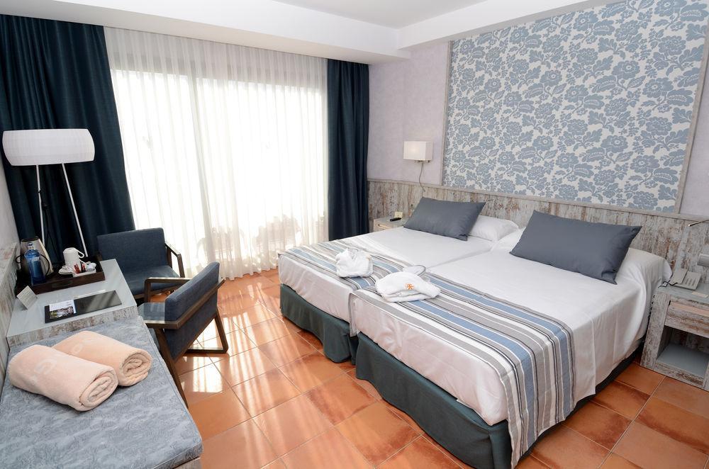 Catalonia Ses Estaques - Adults Only Hotel ซานตาเอวเลเรียเดสริว ภายนอก รูปภาพ